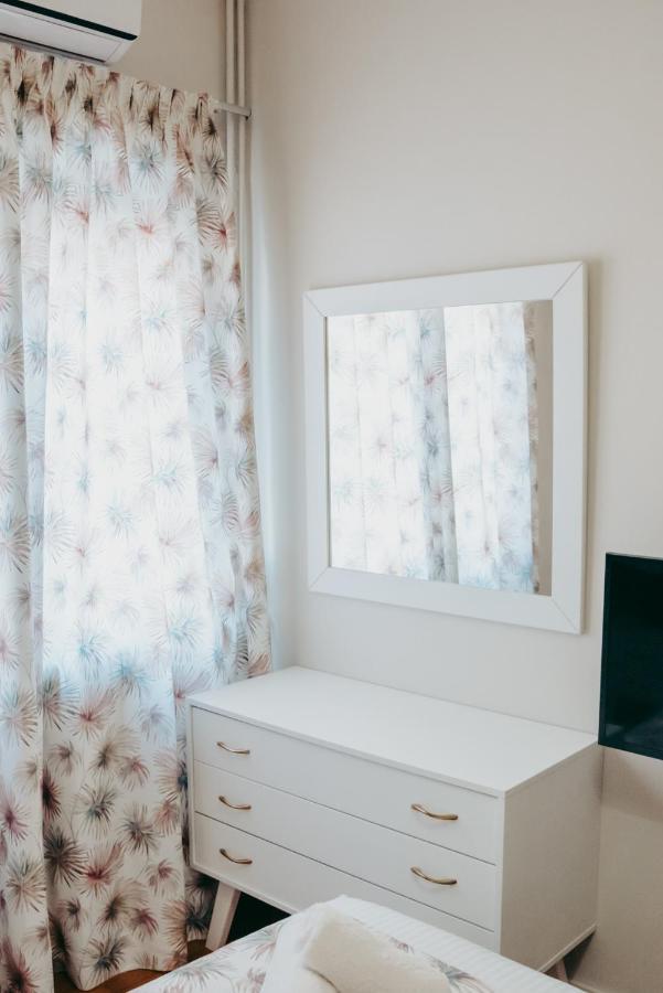 Best House, Ellinou Stratiotou, Ayia, Patra Екстер'єр фото