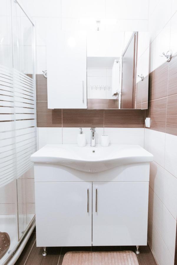 Best House, Ellinou Stratiotou, Ayia, Patra Екстер'єр фото